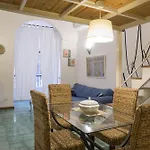 Nello Storico “palazzo Donn'anna”