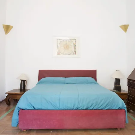 Nello Storico “palazzo Donn'anna” *
